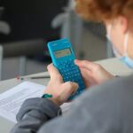 Un alumno utiliza la calculadora