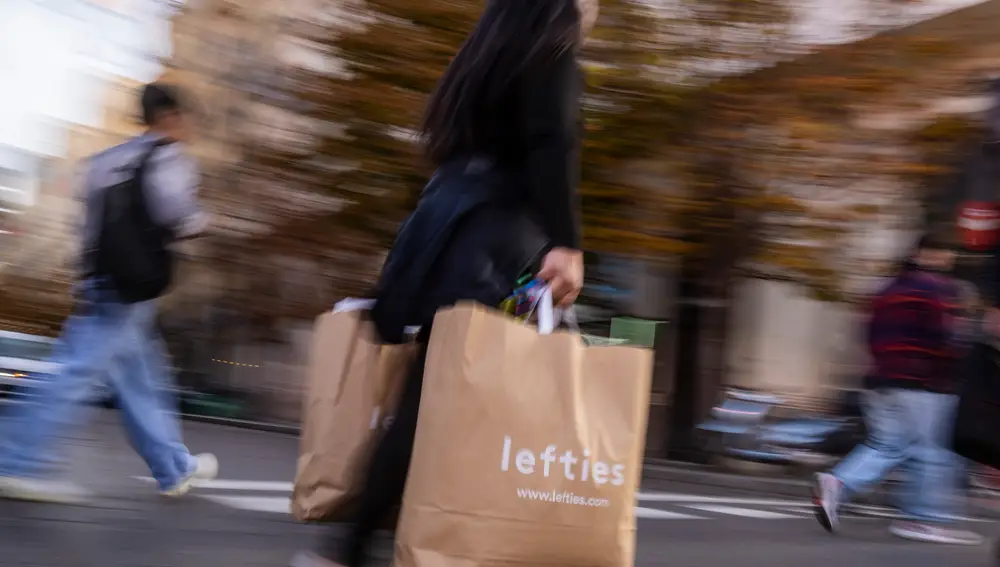 ¿Qué es el "doom spending"? La Generación Z y la millennial está gastando de manera compulsiva