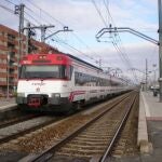 Vista a un tren Renfe estacionado en las vías