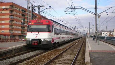Vista a un tren Renfe estacionado en las vías