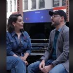 Ruth Lorenzo junto al invitado al programa 'El Piano' en la estación de Príncipe Pío de Madrid.