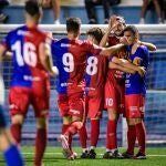 Los jugadores del Olot celebran un gol esta temporada