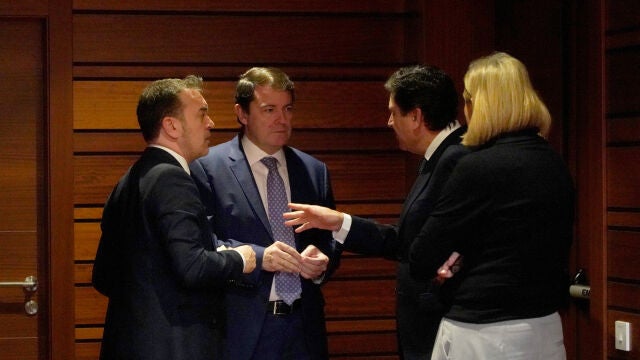 El presidente Alfonso Fernández Mañueco conversa con Carlos Fernández Carriedo y Ricardo Gavilanes, en presencia de la vicepresidenta Isabel Blanco, durante un momento del pleno
