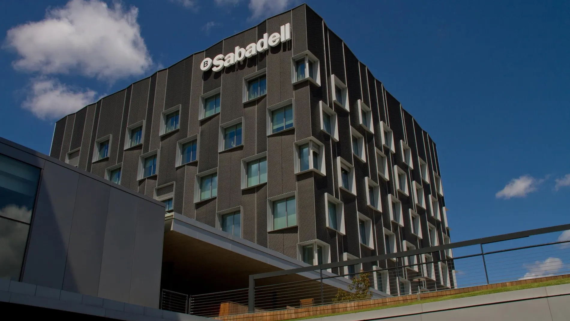 Economía/Finanzas.- Un juez británico condena a Cerberus a pagar 400 millones a Sabadell por la venta de activos tóxicos