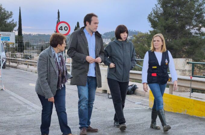 El alcalde de Cheste, José Morell, en el centro con la ministra y secretaria del PSPV-PSOE, Diana Morant, y la delegada del Gobierno en la Comunitat Valenciana, Pilar Bernabé