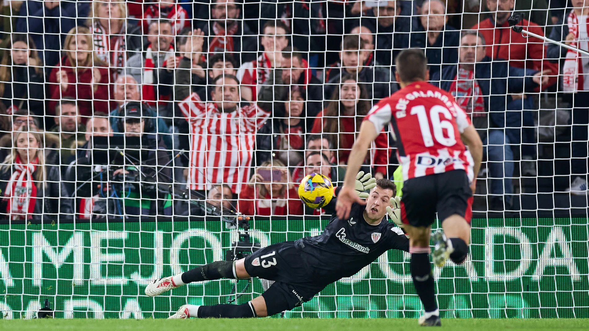 Julen Agirrezabala of Athletic Club in action during the LaLiga EA Sports match between Athletic Club and Real Madrid at San Mames on December 4, 2024, in Bilbao, Spain. AFP7 04/12/2024 ONLY FOR USE IN SPAIN