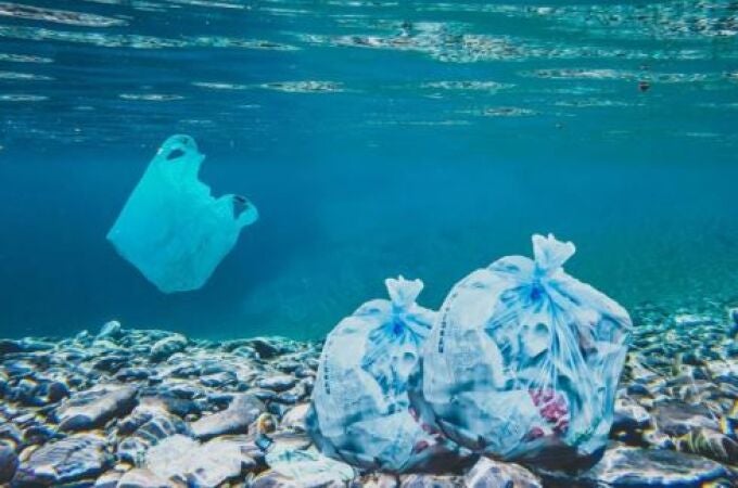 Gran parte de nuestros residuos de plástico acaba en el mar y libera microplásticos