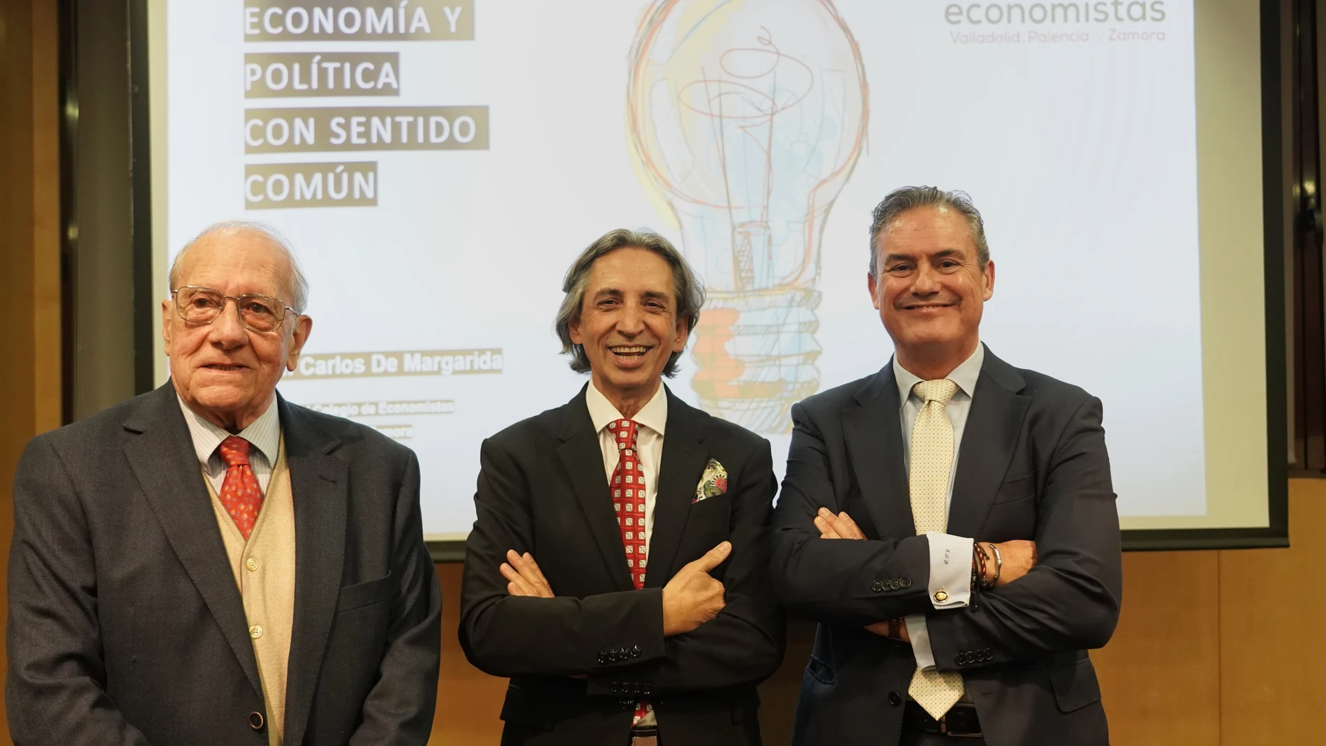Juan Carlos de Margarida entre Ramón Mateo y Luis Ortiz de Lanzagorta