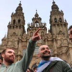 Ibai finaliza el Camino recibido por una multitud en la Praza do Obradoiro