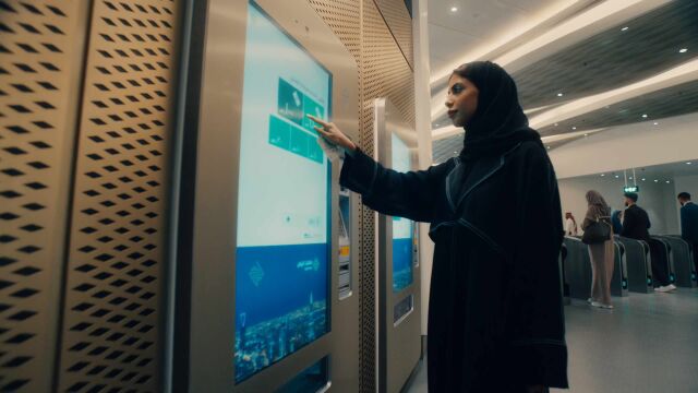 Ciudadana utilizando la nueva tecnología de ticketing de Indra en el Metro de Riad