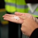 Un puñado de pellets, la materia prima que utiliza la industria de transformadores del plástico