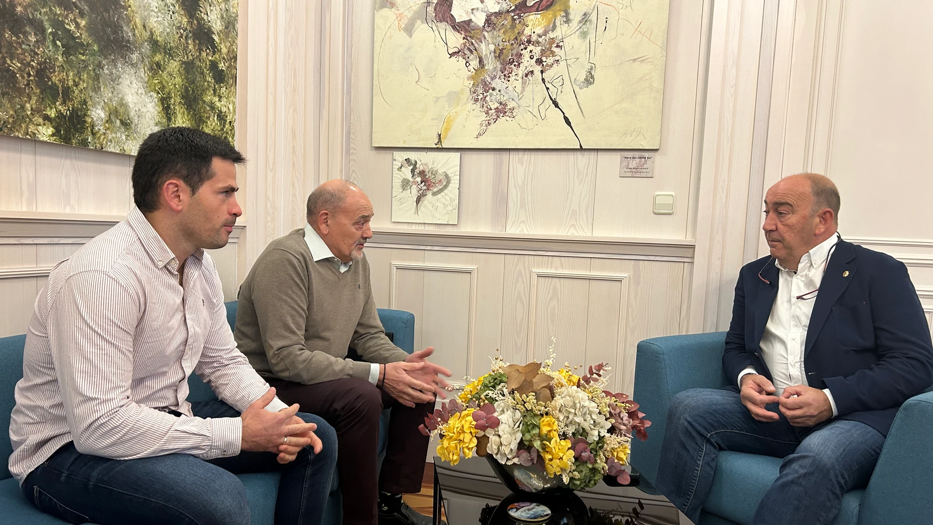El presidente de la Diputación de Segovia, Miguel Ángel Vicente, durante la reunión con el alcalde de Mazuela