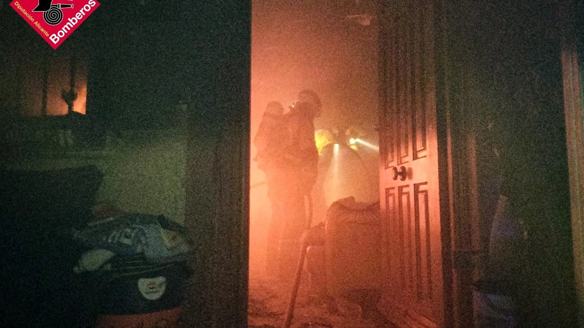 Incendio en una vivienda unifamiliar de Algorfa (Alicante), REMITIDA / HANDOUT por CONSORCIO BOMBEROS ALICANTE Fotografía remitida a medios de comunicación exclusivamente para ilustrar la noticia a la que hace referencia la imagen, y citando la procedencia de la imagen en la firma 05/12/2024