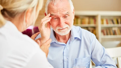 Persona mayor con alzheimer