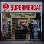 Detectan casi 2.000 infracciones graves en supermercados 24/7 de Barcelona: plagas de cucarachas, infrahabitajes en malas condiciones...