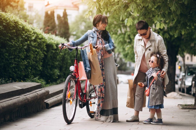 Las mujeres sienten una mayor inseguridad vial que los hombres, lo que hace que cojan menos la bici