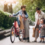 Las mujeres sienten una mayor inseguridad vial que los hombres, lo que hace que cojan menos la bici