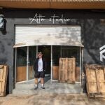  Adonay Rivera posa frente a su barbería en Aldaia