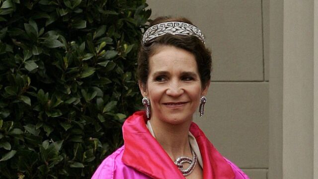 La infanta Elena en 2004, con rubíes y diamantes en la boda real de Dinamarca con tiara Marichalar, obra de la casa Ansorena