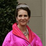 La infanta Elena en 2004, con rubíes y diamantes en la boda real de Dinamarca con tiara Marichalar, obra de la casa Ansorena