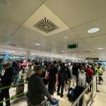 Colas para embarcar en el aeropuerto de Barcelona