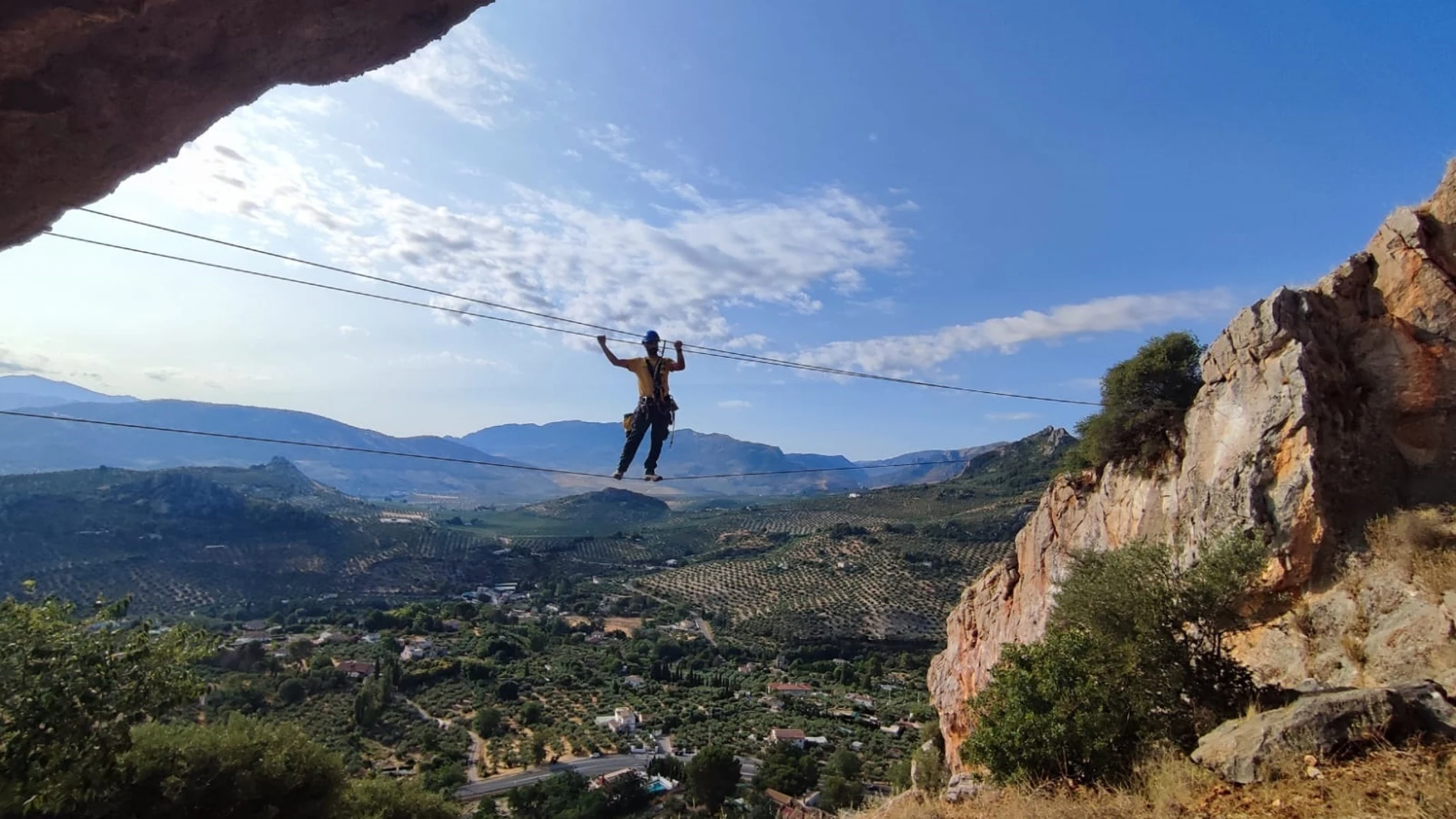 Esta es una de las pocas y espectaculares vías ferratas aptas para menores de 14 años