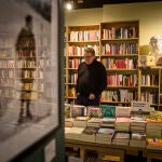 José Parra observa algunos de los libros que vende en su librería, en un momento de la entrevista el pasado 6 de diciembre