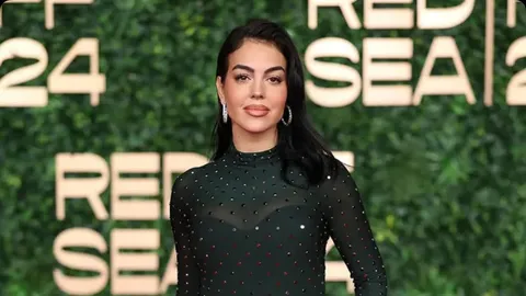 Georgina Rodríguez derrocha glamur en la alfombra roja.