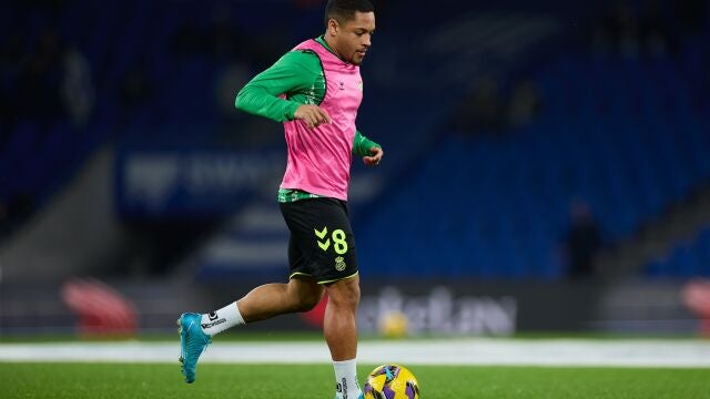 Vitor Roque, en un calentamiento con el Betis