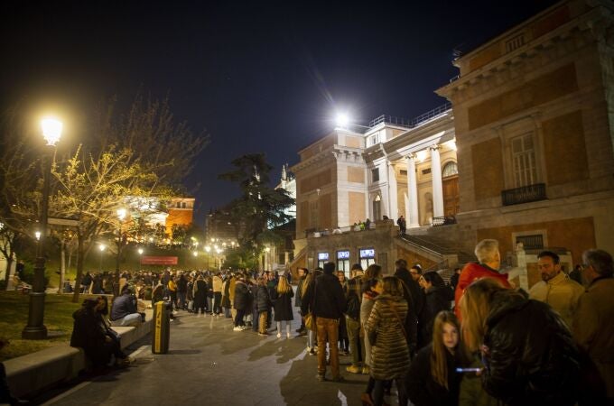 Varias personas esperan para visitar el Museo del Prado de noche