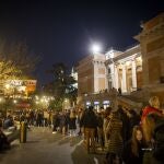 Varias personas esperan para visitar el Museo del Prado de noche