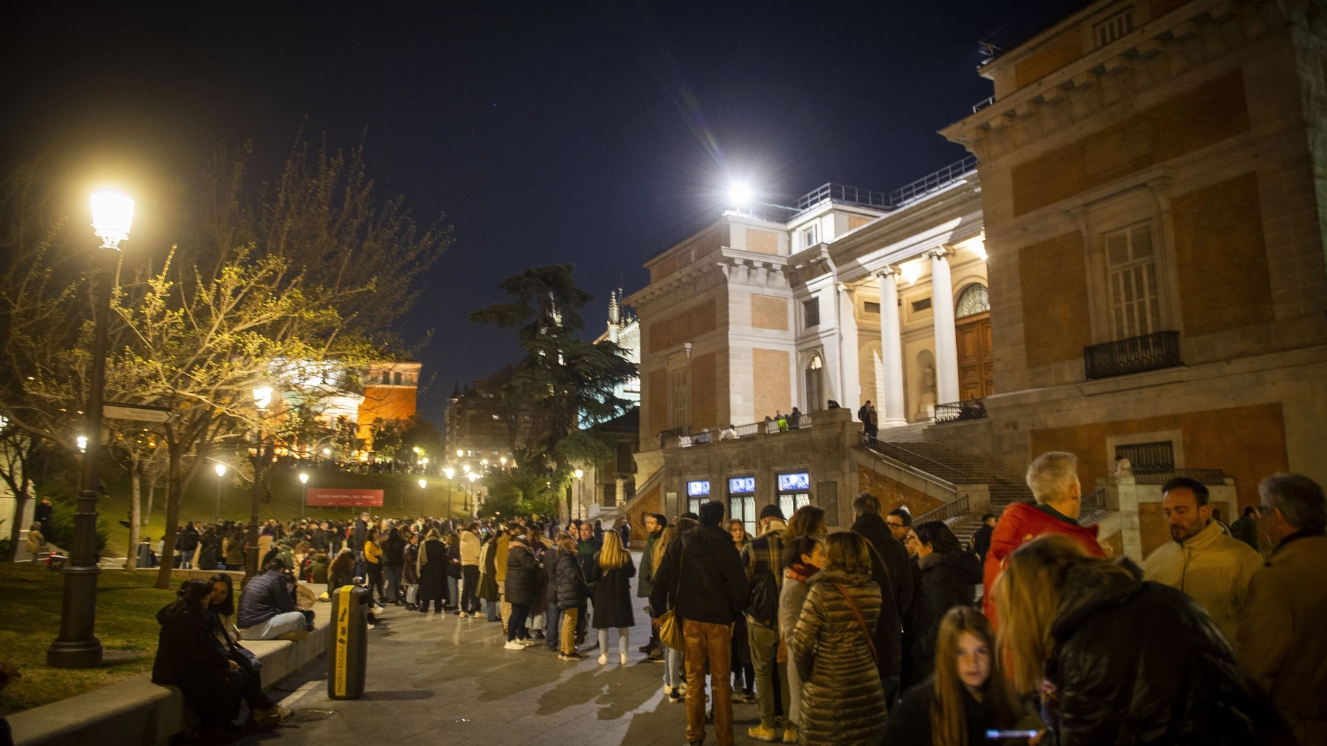 Varias personas esperan para visitar el Museo del Prado de noche