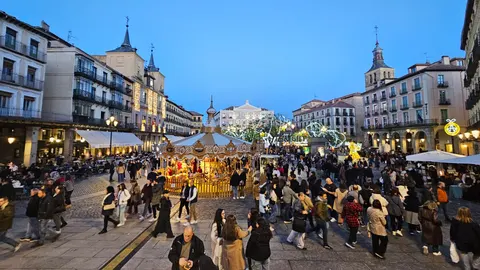 Gente paseando en el Mercado de Navidad de Segovia con temperaturas agradables