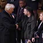 Donald Trump saludando a Zelenski durante la inauguración de Notre Dame