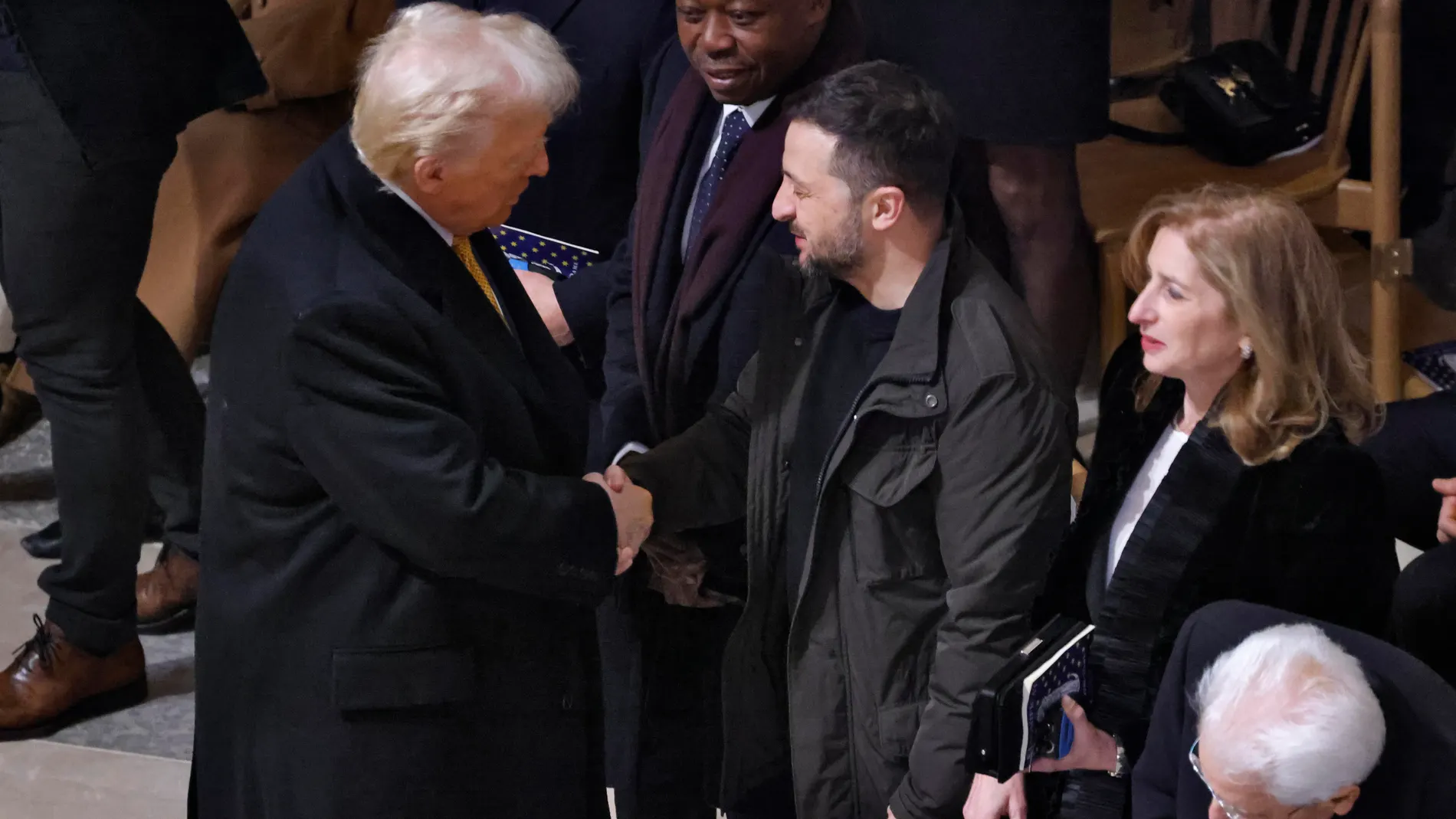 Paris (France), 07/12/2024.- US President-elect Donald Trump (L) shakes hands with Ukrainian President Volodymyr Zelensky (C) inside the Notre Dame de Paris cathedral, ahead of its official reopening ceremony, in Paris, France, 07 December 2024. The Notre Dame de Paris Cathedral reopens on 07 December after nearly six years of renovation work following its destruction by a fire on 15 April 2019. (Zelenski, Francia) EFE/EPA/LUDOVIC MARIN / POOL MAXPPP OUT