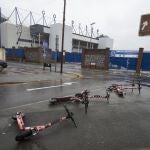 Varios patinetes tirados por el viento en las puertas del estadio del Everton