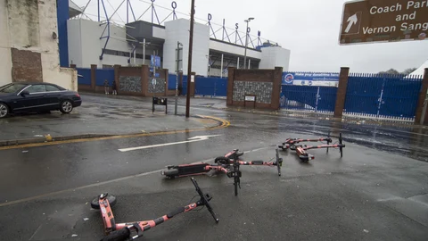 Varios patinetes tirados por el viento en las puertas del estadio del Everton