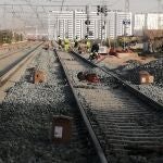 Técnicos de Renfe trabajando en una vía de la provincia de Valencia