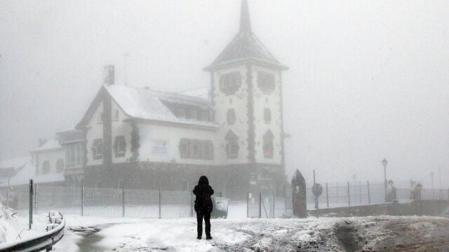 La nieve cubre la montaña de León en el puerto de Pajares y la comarca de los Argüellos