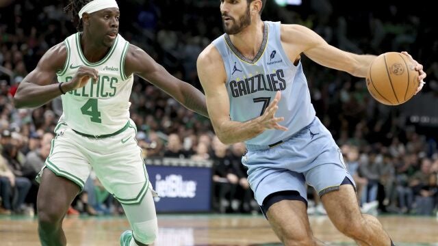 Aldama bota la pelota ante Jrue Holiday