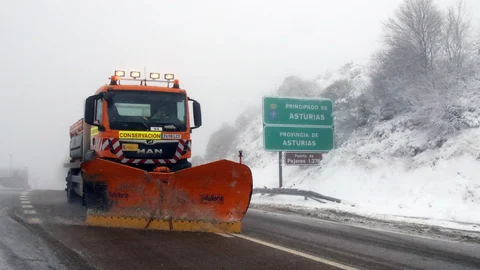 La nieve cierra Pajares a camiones y dificulta la circulación en la AP-66