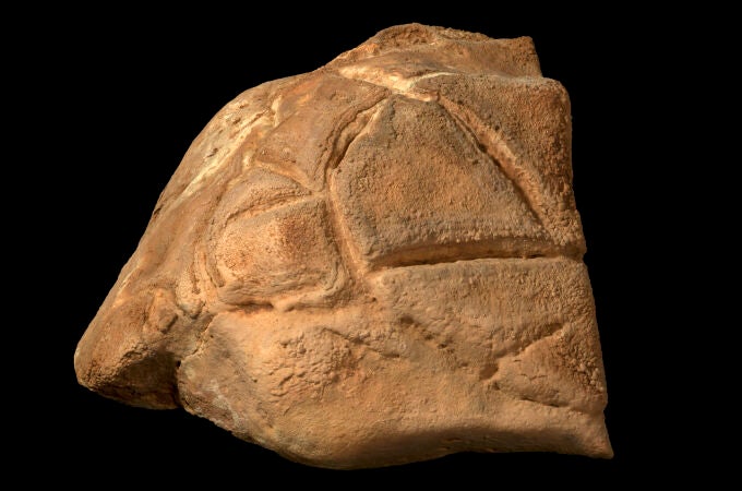 Una roca tallada con forma de tortuga fue colocada en un nicho en la caverna. Las tallas se realizaron hace aproximadamente 35-37,000 años.