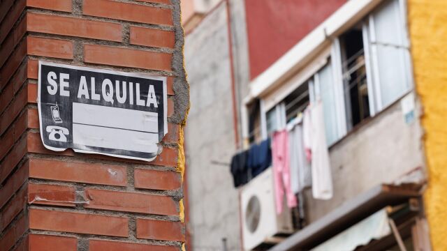 Cartel de una vivienda en alquiler en Madrid