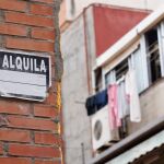 Cartel de una vivienda en alquiler en Madrid