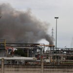 Los Bomberos extinguen el fuego de la refinería de ENI en la localidad de Calenzano, en la provincia de Florencia