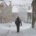 Un hombre camina entre la nieve en Piedrafita, Lugo, este lunes
