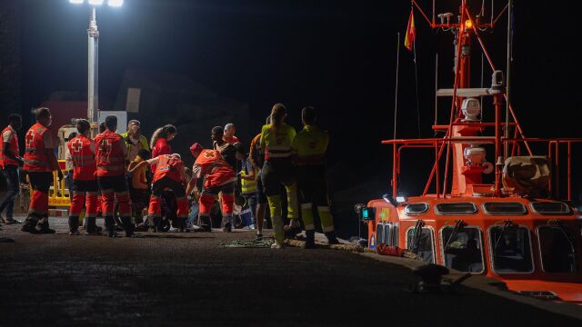 Rescatan a 61 migrantes de un cayuco en aguas al sur de El Hierro