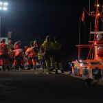 Rescatan a 61 migrantes de un cayuco en aguas al sur de El Hierro