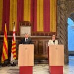 La consellera de Territorio, Vivienda y Transición Ecológica Sílvia Paneque junto al alcalde de Barcelona Jaume Collboni, en rueda de prensa en el Saló de Cent de consistorio