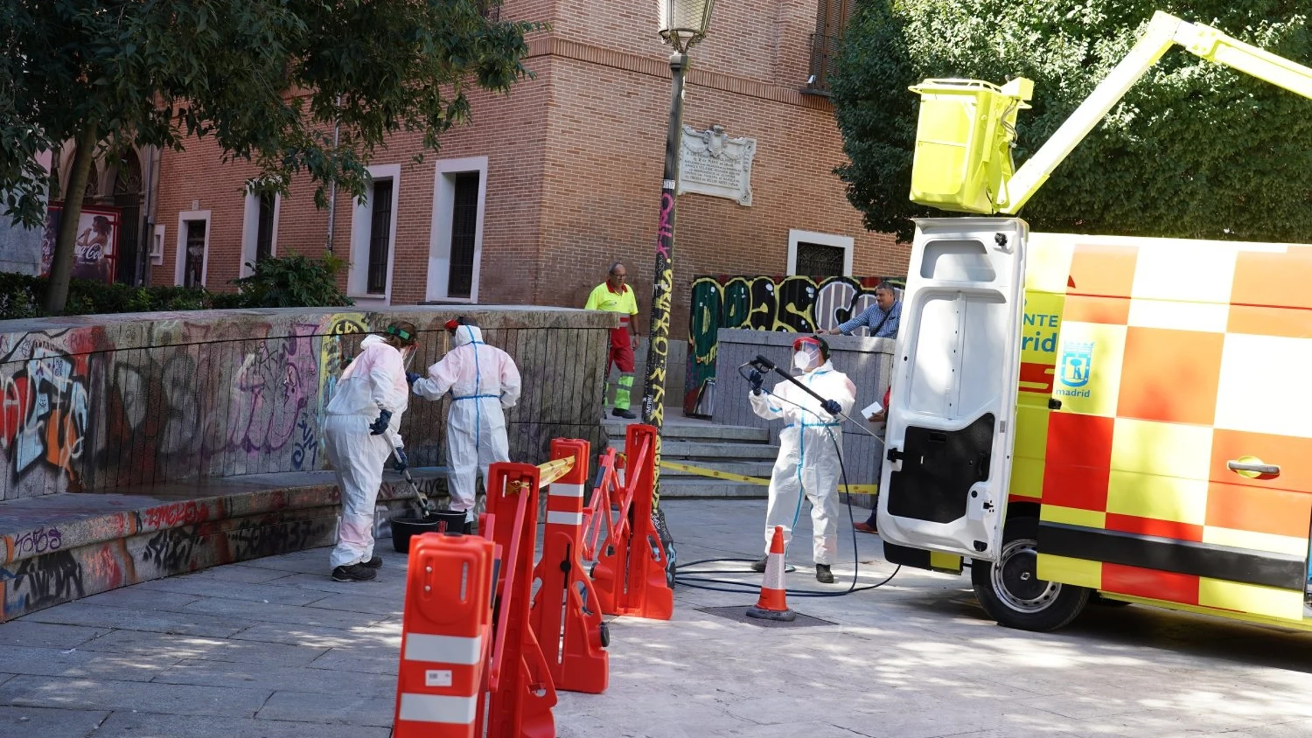 Limpieza de grafitis. Imagen de archivo REMITIDA / HANDOUT por AYUNTAMIENTO DE MADRID Fotografía remitida a medios de comunicación exclusivamente para ilustrar la noticia a la que hace referencia la imagen, y citando la procedencia de la imagen en la firma 09/12/2024